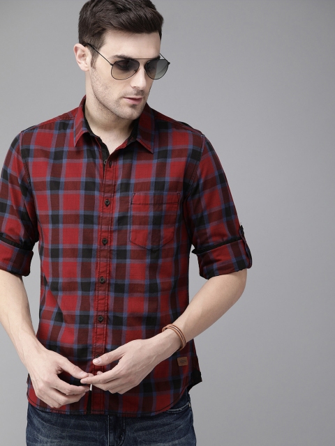 

Roadster Men Red & Navy Blue Regular Fit Checked Casual Shirt