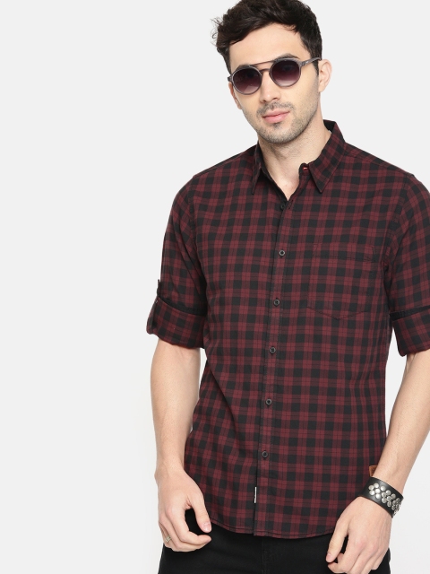 

Roadster Men Burgundy & Black Regular Fit Checked Casual Shirt