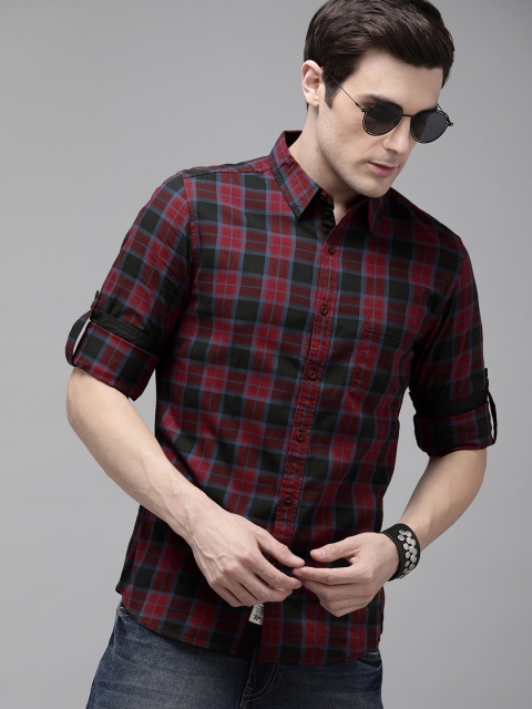 

The Roadster Lifestyle Co Men Black & Maroon Regular Fit Checked Casual Shirt