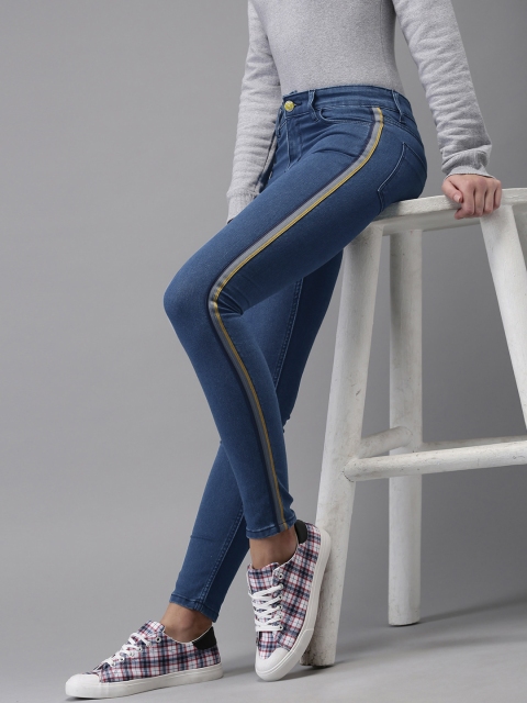 

Campus Sutra Women Blue Slim Fit High-Rise Clean Look Stretchable Ankle-Length Jeans