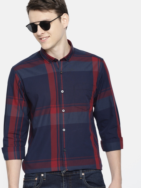 

Mast & Harbour Men Navy Blue & Maroon Regular Fit Checked Casual Shirt