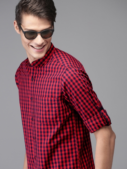 

HERE&NOW Men Navy Blue & Red Regular Fit Checked Casual Shirt