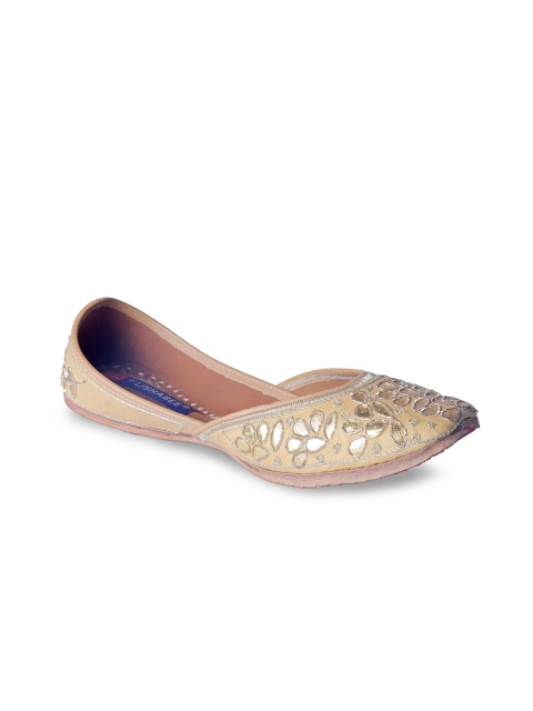 

MSC Women Gold-Toned Embroidered Leather Juttis