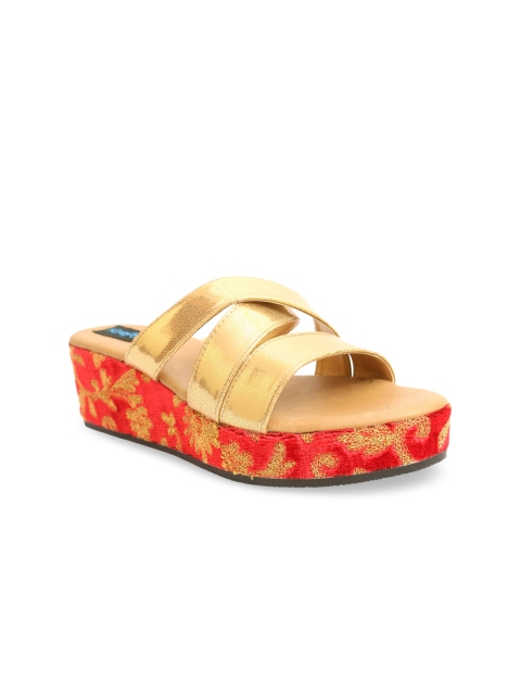 

Kraft Cellar Women Gold-Toned Textured Sandals