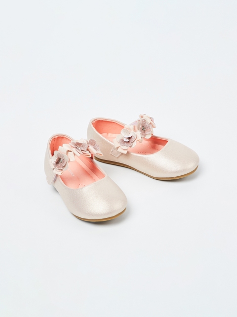 

Fame Forever by Lifestyle Girls Beige Floral Applique Mary Janes