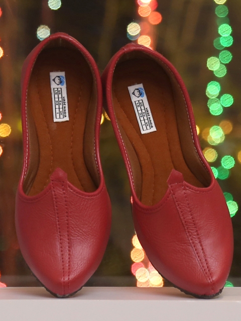 

DChica Boys Maroon Solid Juttis