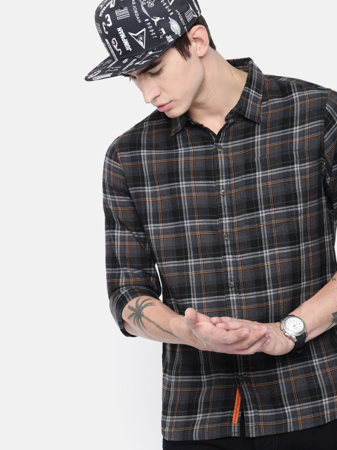 

SINGLE Men Black & Grey Regular Fit Checked Casual Shirt