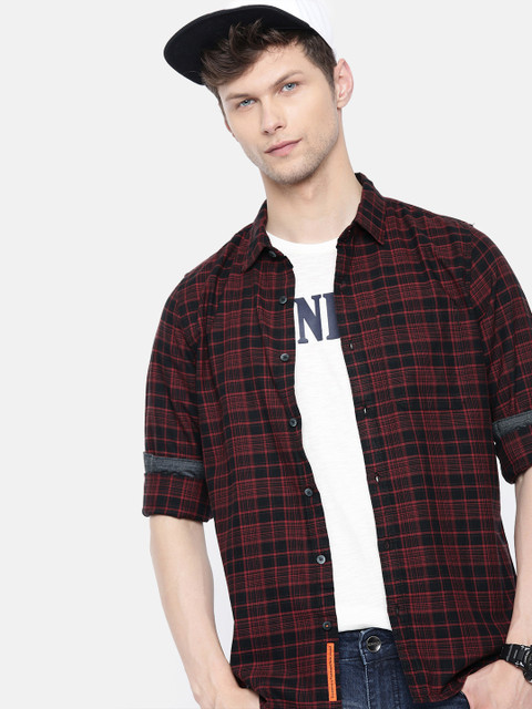 

SINGLE Men Black & Maroon Slim Fit Checked Casual Shirt