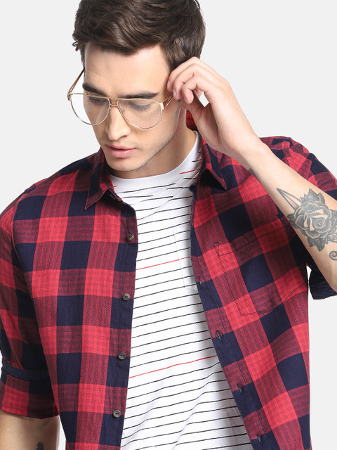 

SINGLE Men Red & Navy Blue Regular Fit Checked Casual Shirt