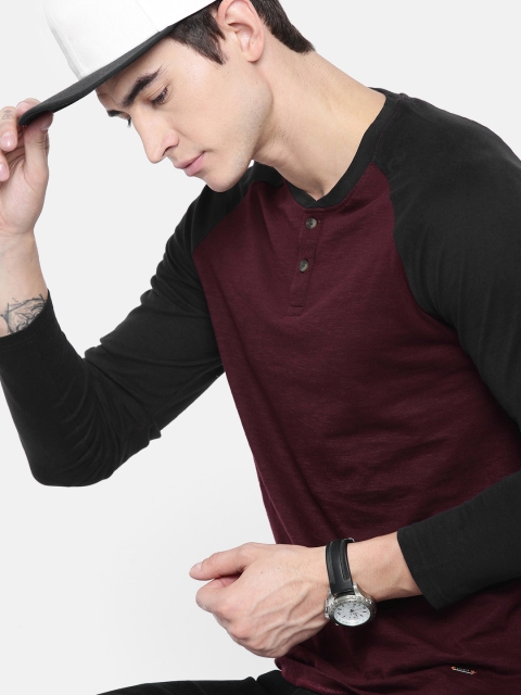 

SINGLE Men Burgundy & Black Solid Henley Neck T-shirt