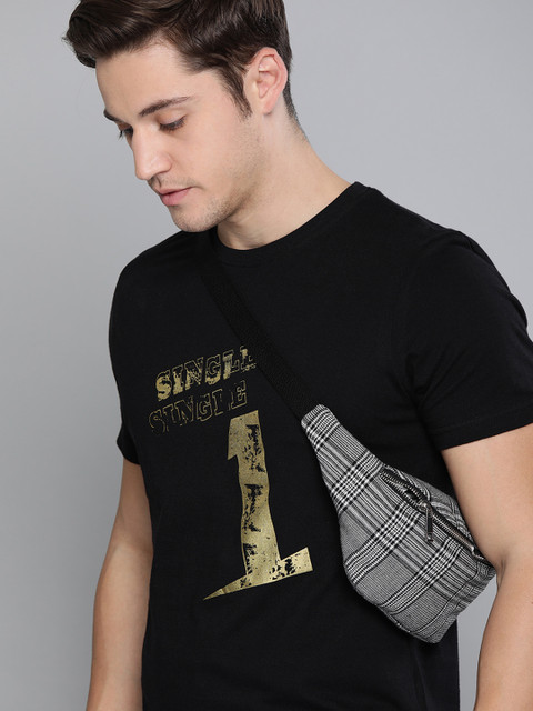 

SINGLE Men Black Printed Slim Fit Round Neck T-shirt