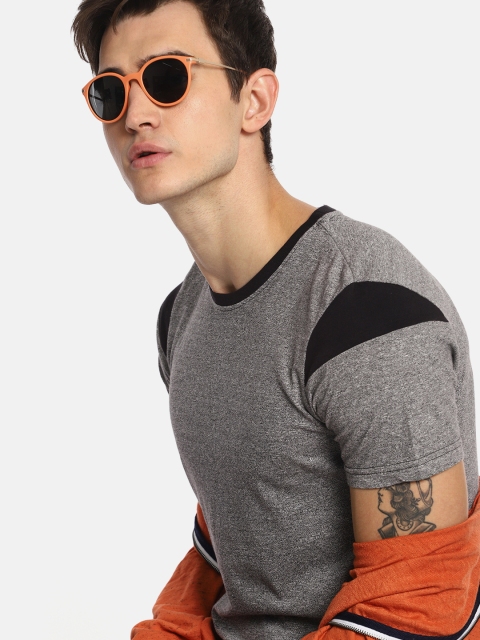 

SINGLE Men Grey Solid Round Neck T-shirt