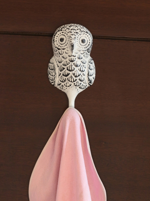 

ExclusiveLane White & Black The All-Seeing Owl Rustic Aluminium Wall Hook