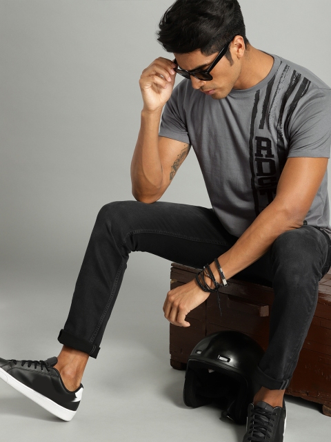 

Roadster Men Grey & Black Printed Round Neck T-shirt