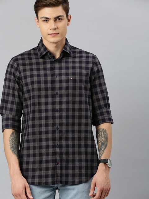 

Tommy Hilfiger Men Navy Blue & Grey Regular Fit Checked Casual Shirt