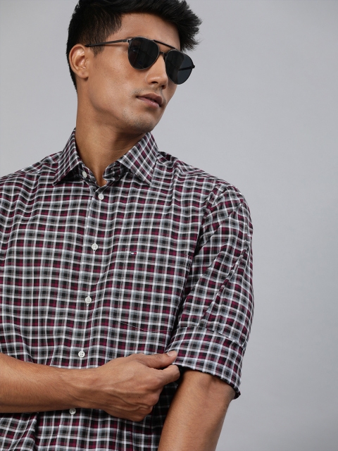 

Tommy Hilfiger Men White & Red Tailored Regular Fit Checked Casual Shirt