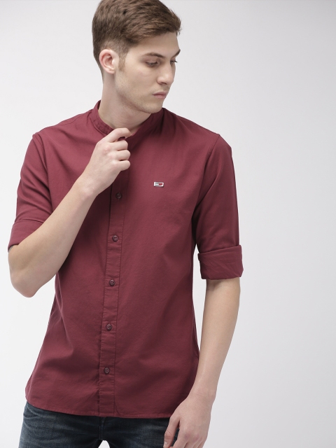 

Tommy Hilfiger Men Maroon Regular Fit Solid Casual Shirt