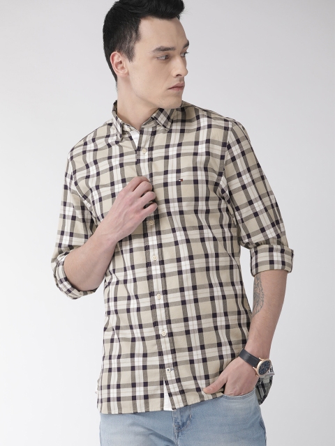 

Tommy Hilfiger Men Black & Beige Regular Fit Checked Casual Shirt