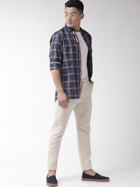 

Tommy Hilfiger Men Navy Blue & Grey Regular Fit Checked Casual Shirt