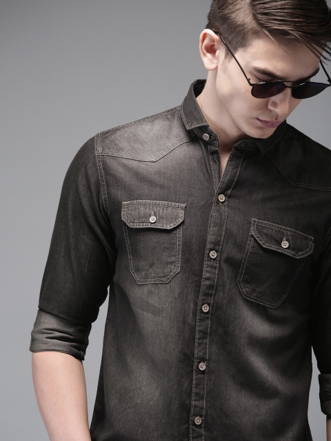 

Campus Sutra Men Charcoal Grey Regular Fit Faded Chambray Casual Shirt