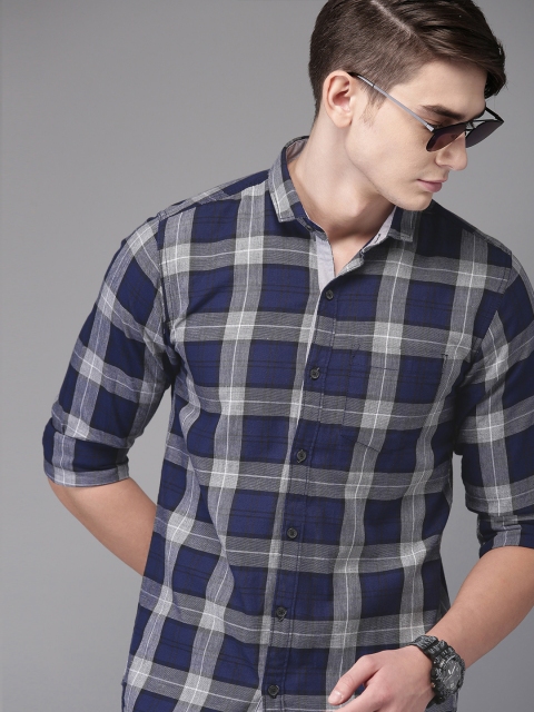 

Campus Sutra Men Navy Blue & White Regular Fit Checked Casual Shirt