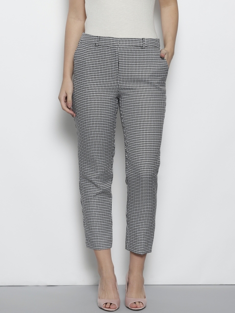 

DOROTHY PERKINS Women Off-White & Black Regular Fit Checked Cropped Trousers