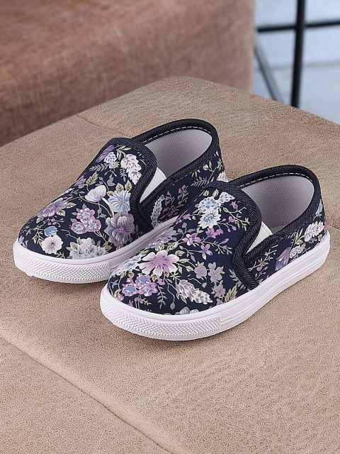

Walktrendy Girls Black Slip-On Sneakers