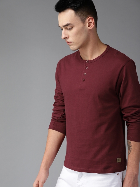 

The Roadster Lifestyle Co Men Maroon Solid Round Neck T-shirt