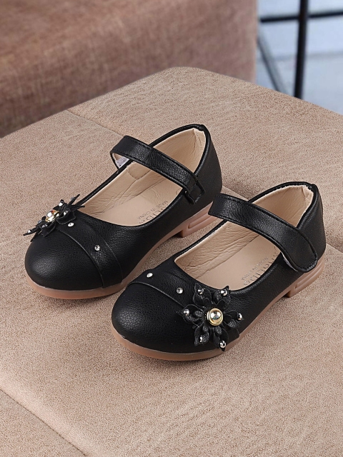 

Walktrendy Girls Black Textured Ballerinas