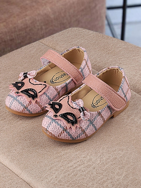 

Walktrendy Girls Peach-Coloured Textured Ballerinas
