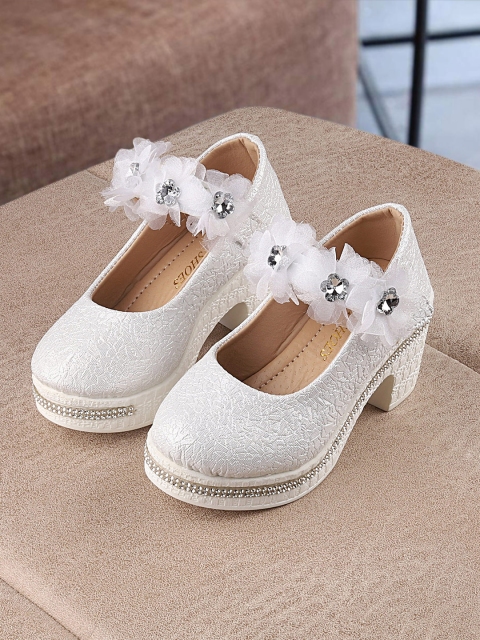 

Walktrendy Girls Silver-Toned Textured Heels