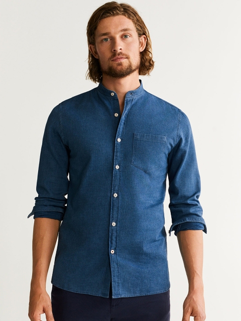 

MANGO MAN Men Blue Slim Fit Chambray Self Design Casual Shirt