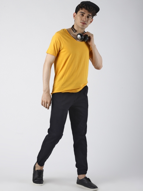 

Blue Saint Men Yellow Solid Slim Fit Scoop Neck T-shirt