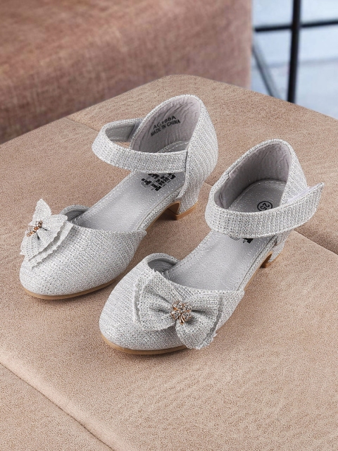 

Walktrendy Girls Silver-Toned Solid Ballerinas