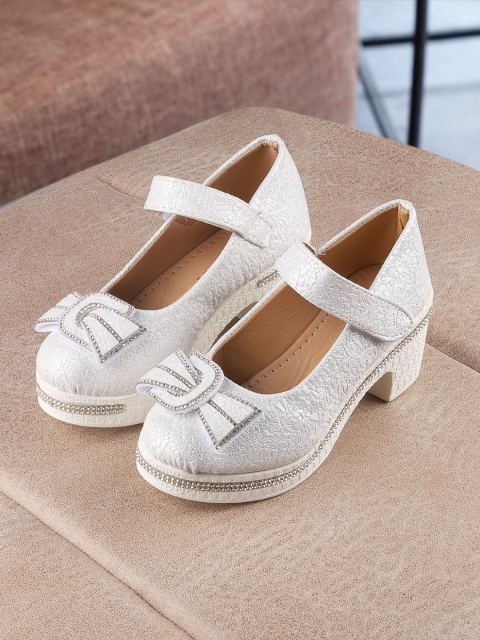 

Walktrendy Girls Silver-Toned Solid Ballerinas