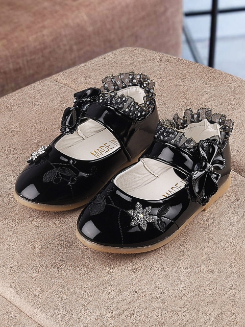 

Walktrendy Girls Black Solid Ballerinas