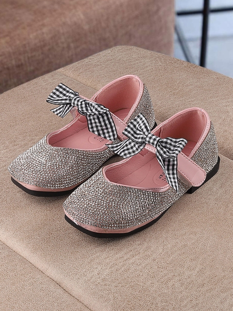 

Walktrendy Girls Silver-Toned Textured Ballerinas