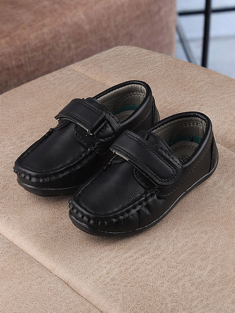

Walktrendy Boys Black Loafers