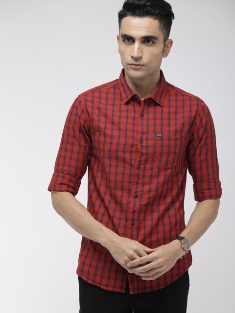 

The Indian Garage Co Men Red & Navy Blue Slim Fit Checked Casual Shirt