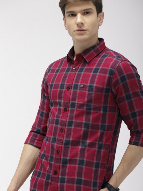 

The Indian Garage Co Men Red & Navy Blue Slim Fit Checked Casual Shirt