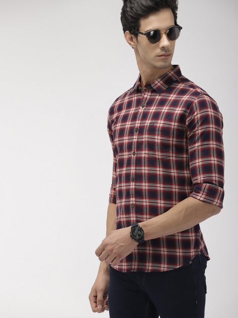 

The Indian Garage Co Men Navy Blue & Red Slim Fit Checked Casual Shirt