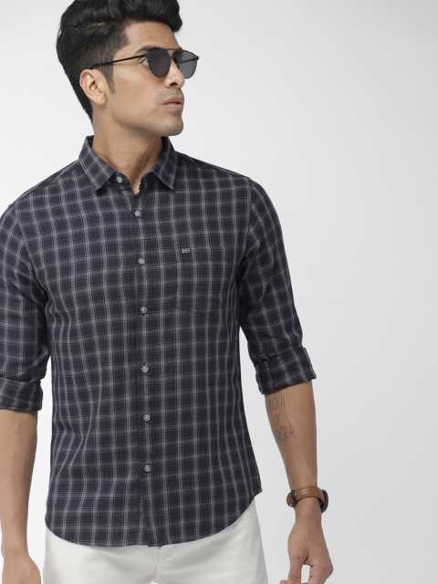 

The Indian Garage Co Men Navy Blue & White Slim Fit Checked Casual Shirt