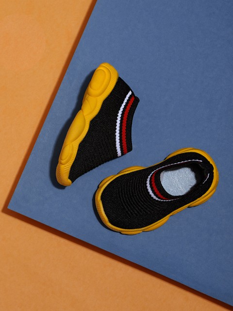

Hoppipola Kids Black Solid Slip-On Sneakers