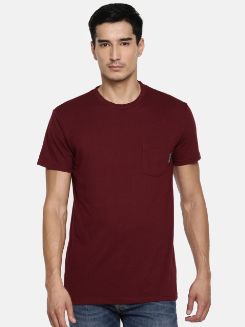 

DC Men Maroon Solid Round Neck T-shirt