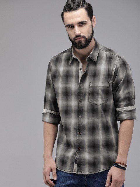 

The Roadster Lifestyle Co Men Grey & Black Regular Fit Checked Casual Shirt