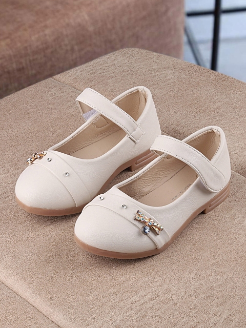 

Walktrendy Girls Beige Solid Ballerinas