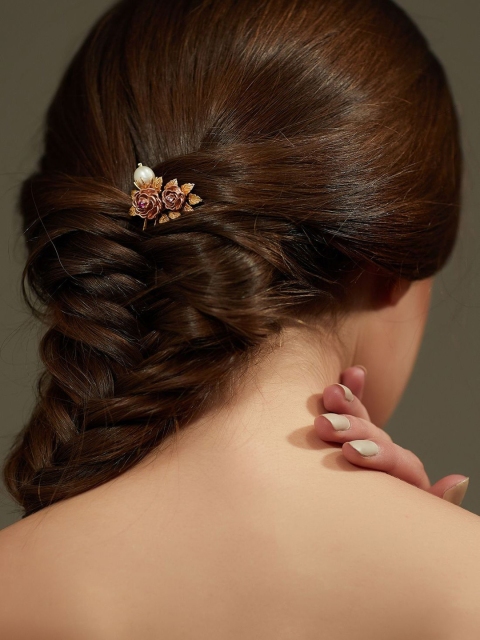 

Zariin Rose Gold-Plated U-Clip with Zircons Studded