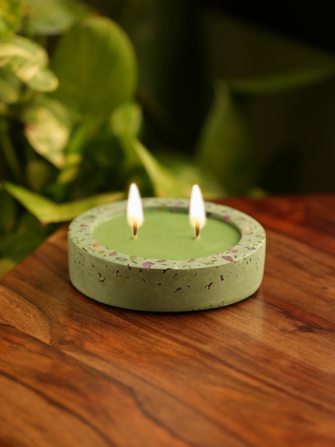

ExclusiveLane Green Scented Soy Wax Candle In Neon Chips & Concrete Candle Holder