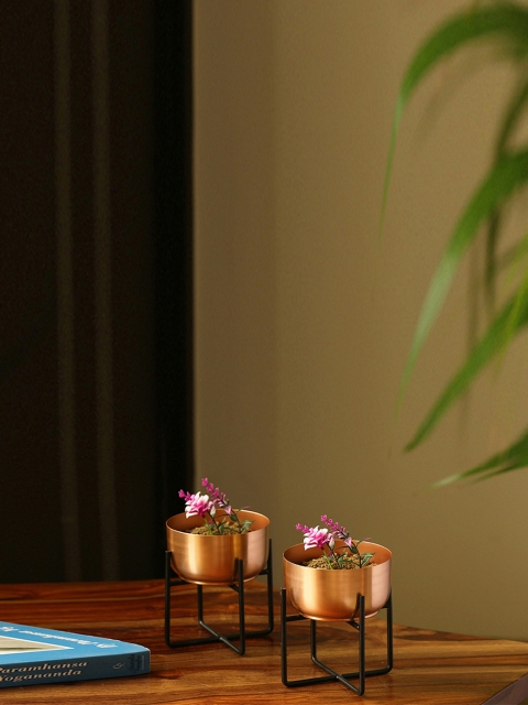 

ExclusiveLane Set of 2 Copper-Toned Table Planter Pots With Crossed Iron Stands
