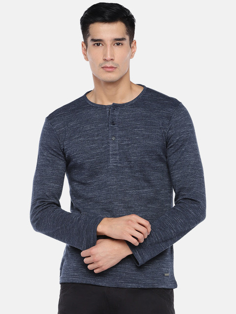 

Globus Men Grey Solid Henley Neck T-shirt